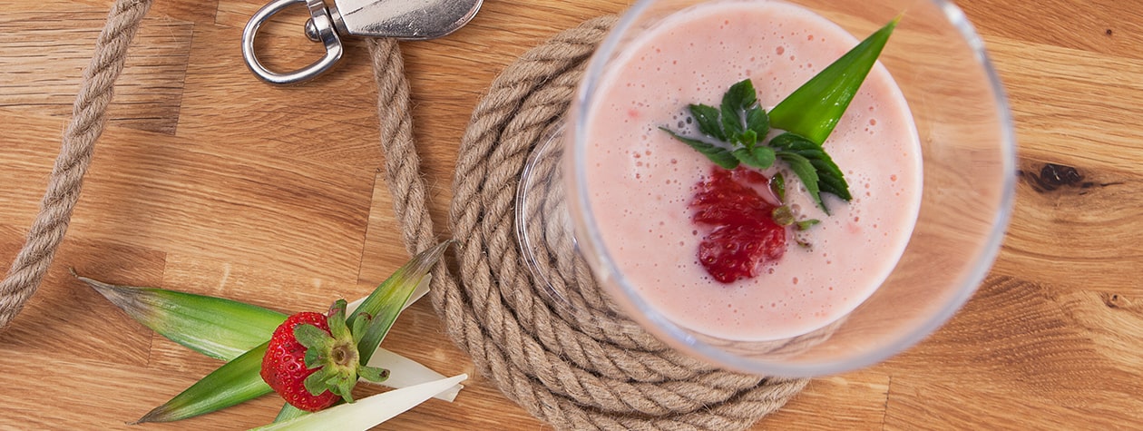 Smoothie με φράουλα, ανανά, μπανάνα και Total