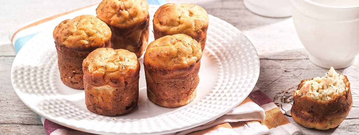 Αλμυρά muffins με καπνιστό σολομό, γιαούρτι και άνηθο